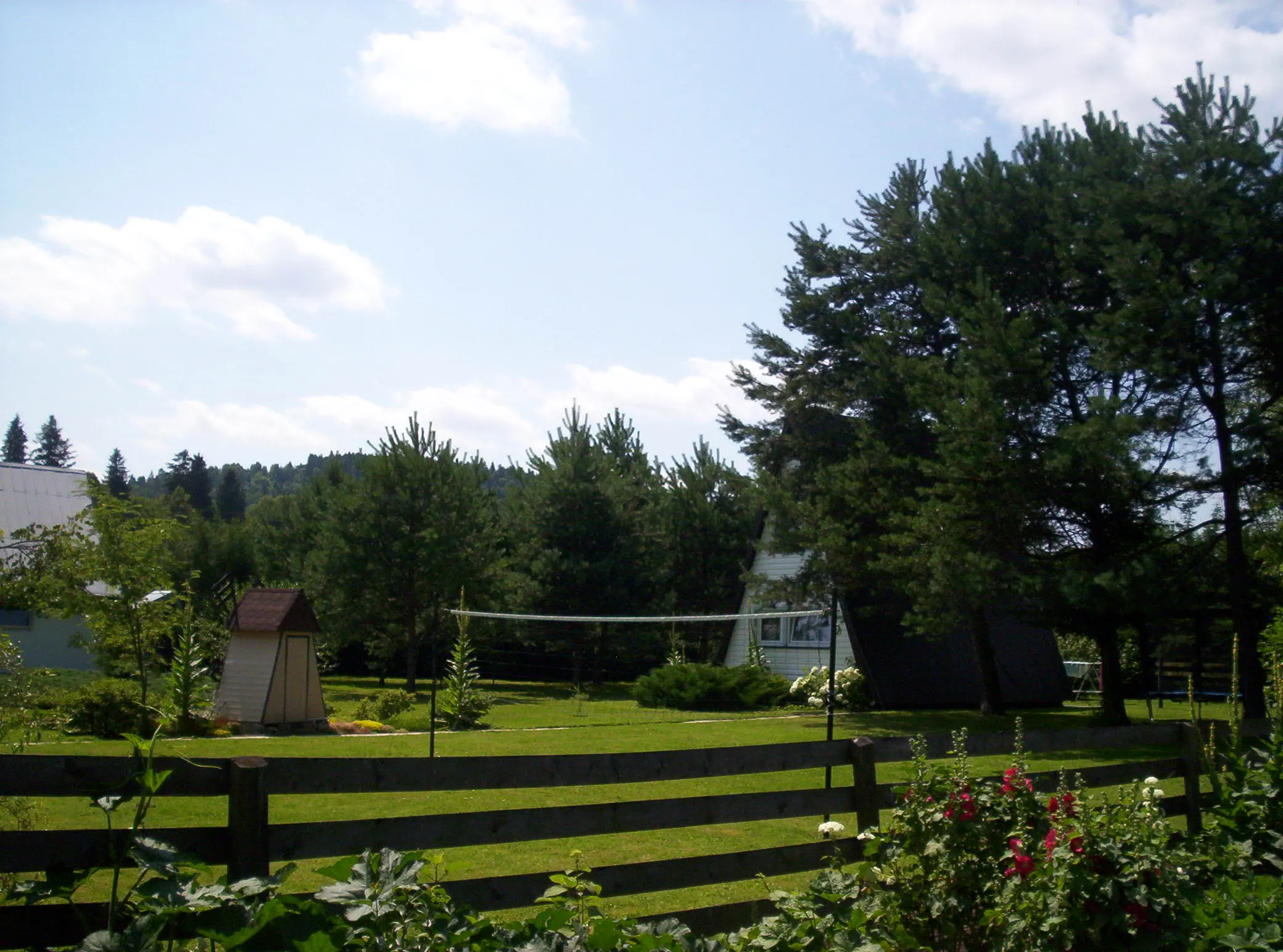 Ogródek z widokiem na domek